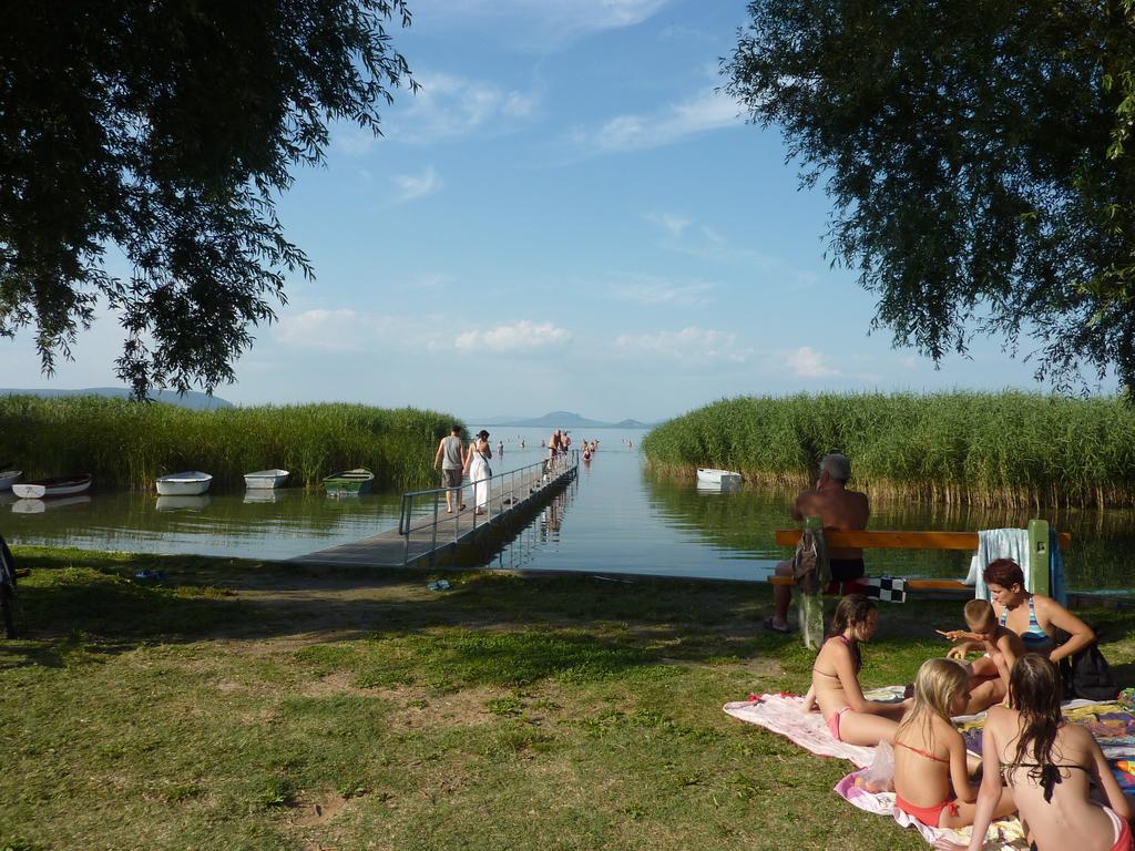 Zsanett Hotel Balatonkeresztúr Eksteriør bilde